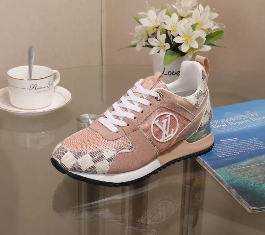 👟👟Ex-factory price 400👟👟 Men's size +10 Couple style, 2019 spring and summer new LOUIS VUITTON The same style of casual sports shoes is launched on Louis Vuitton's official website. Fabric: imported cowhide/cow velvet/breathable mesh, (imported mesh with silicone LV logo), rubber combination outsole, 2cm behind the sole, built-in 0.5cm comfortable feet, size 35-41 for women, 39-46 for men, welcome new and old customers to repost pictures for sale